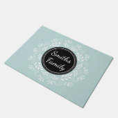 エレガントな淡いブルーの花のリースのカスタムの文字 ドアマット (アングル)