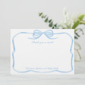 エレガントな淡い青の蝶結びの男の子のベビーシャワーフォト サンキューカード (スタンド正面)