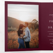 エレガントな深いバーガンディのQRコード クラシックな結婚式 三つ折り招待状 (内部最初)