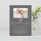 エレガントな渦巻き アニバーサリー フォト 招待状 - グレー (スタンド正面)