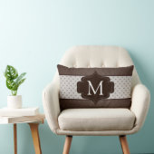 エレガントな焦茶の水玉模様のカスタムのモノグラム ランバークッション (椅子)