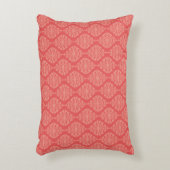 エレガントな珊瑚および白いダマスク織パターン アクセントクッション (正面(垂直))