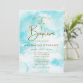 エレガントな現代の青い水彩画の金の十字架の洗礼 招待状 (スタンド正面)