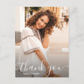 エレガントな白いスクリプトの感謝の写真 卒業 ポストカード (正面)