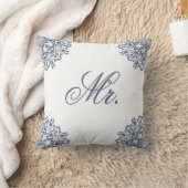 エレガントな白と青のMr. & Mrs. お揃いの枕 クッション (ブランケット)