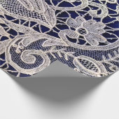 エレガントな白の花模様の古代レース ネイビー ラッピングペーパー (角)