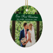 エレガントな筆記体グリーン 私たちの初めてのクリスマス セラミックオーナメント (右)