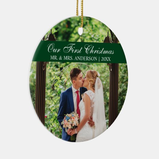 エレガントな筆記体グリーン 私たちの初めてのクリスマス セラミックオーナメント (右)