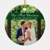 エレガントな筆記体グリーン 私たちの初めてのクリスマス セラミックオーナメント (正面)