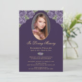 エレガントな紫と金の花の写真追悼式 招待状 (スタンド正面)