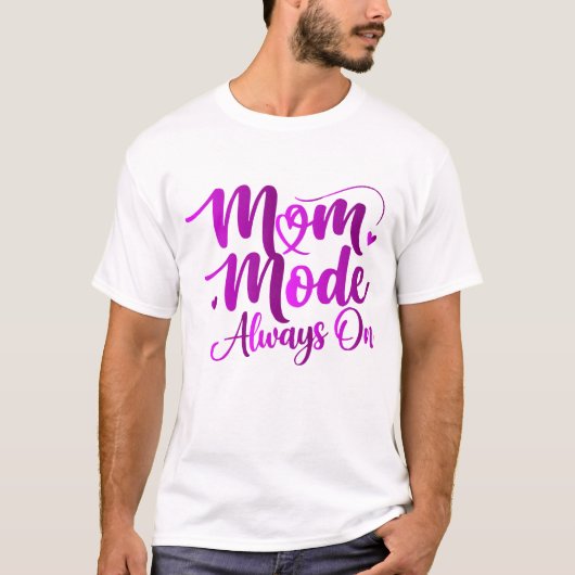 エレガントな紫の筆記体で"Mom Mode Always On" Tシャツ (正面)