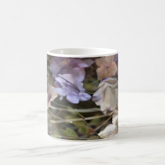 エレガントな紫の花の庭 夢のような水彩コーヒー コーヒーマグカップ (中央)