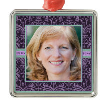 エレガントな紫色のダマスク織の写真の母のポートレート