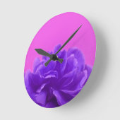エレガントな紫色のラズベリーの花柄 ラウンド壁時計 (傾斜)