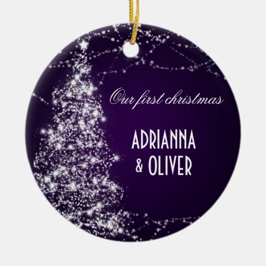 エレガントな紫色の揺らめく木の初めてのクリスマス セラミックオーナメント (正面)