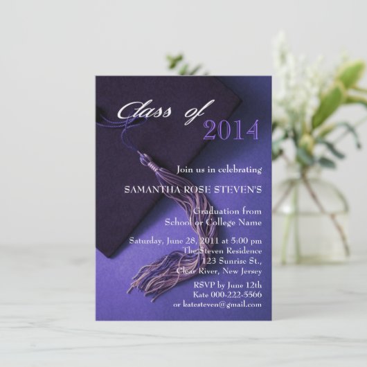 エレガントな紫色の黒い卒業生の帽子の卒業パーティー 招待状 (スタンド正面)