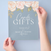 エレガントな結婚式のカードとギフトが埃っぽいブルーのサイン チラシ (手)