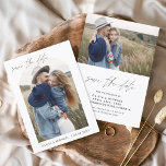 エレガントな結婚式の日付を保存する写真ミニマリスト セーブザデート<br><div class="desc">ウェディング表裏に写真が入った日付カードを保存する。Save the Dateカードには手で書いたモダン草書タイポグラフィが含まれエレガント、シンプルとミニマルモダンムな結婚式の日のお祝いの後に使用すシンプルる。</div>