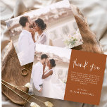 エレガントな結婚式の燃えたオレンジありがとう写真 サンキューカード<br><div class="desc">前面と背面に写真を結婚持つミニマルBurnt Orangeのサンキューカード。サンキューカードにはモダン、結婚式の日のお祝いの後に使用するエレガント、シンプルタイポグラフィとモダン使用する手書き文字文字が含まれている。</div>