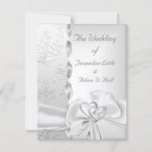 エレガントな結婚式 フラワーリング シルバー ホワイト リボン ハート 招待状 (正面)
