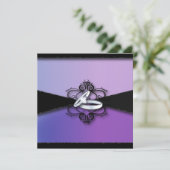 エレガントな結婚指輪 紫と黒のウェディング 招待状 (スタンド正面)
