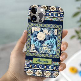 エレガントな花の青いタイルのシノワズリモノグラム iPhone 15ケース