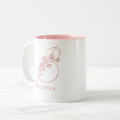 エレガントな花モノグラム スクリプト ピンクのウェディング ツートーンマグカップ (正面左)