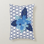 エレガントな花柄の青一色のモノクロデザイン アクセントクッション (正面(垂直))