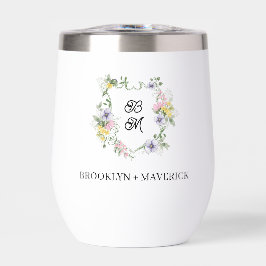 エレガントな花柄モノグラムの紋章があしらわれたウェディング