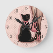 エレガントな若い女性および黒猫 ラウンド壁時計 (正面)