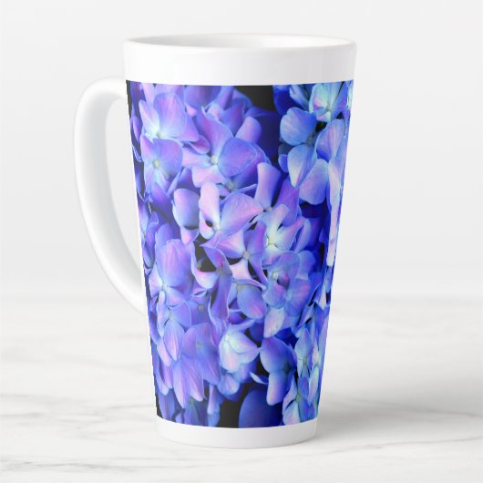 エレガントな薄紫青マゼンタ色の花菖蒲 カフェラテマグ (左アングル)