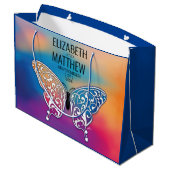 エレガントな蝶とカラフルな夕焼けのデザイン ラージペーパーバッグ (裏面アングル)