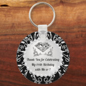 エレガントな誕生日パーティーの好意、任意の年、色 キーホルダー (裏面)