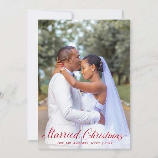 エレガントな赤いスクリプトの写真 現代の新婚夫婦のためのクリスマス シーズンカード (正面)