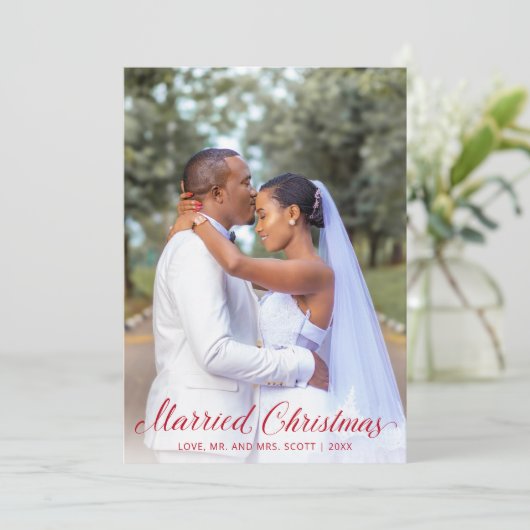 エレガントな赤いスクリプトの写真 現代の新婚夫婦のためのクリスマス シーズンカード (スタンド正面)
