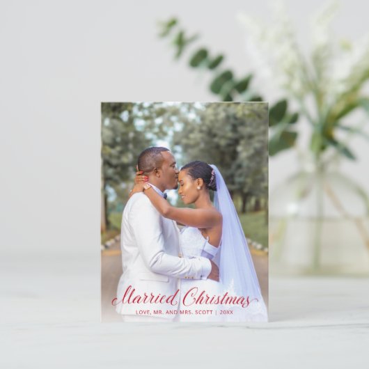 エレガントな赤いスクリプトの写真 現代の新婚夫婦のためのクリスマス シーズンポストカード (スタンド正面)