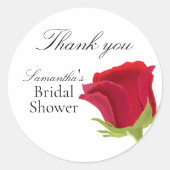 エレガントな赤いバラのブライダルシャワー ラウンドシール (正面)