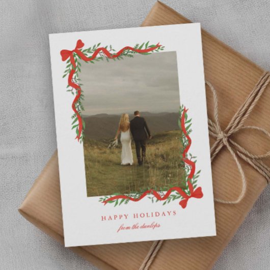 エレガントな赤いリボンとグリーンが写った写真 シーズンカード