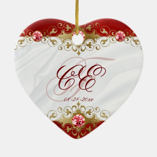 エレガントな赤と白のゴールドモノグラムのウェディング セラミックオーナメント (裏面)