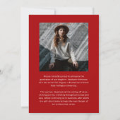 エレガントな赤と白のフォトコラージュ 卒業式 案内状 (裏面)