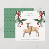 エレガントな赤と緑のホリーデコール 新年のために美しい鹿とホリーベリーのセット シーズンカード (正面/裏面)