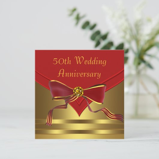 エレガントな赤と金のジュエルトリムの弓がクラシックな50周年結婚記念日パーティーの招待状と発表 招待状 (スタンド正面)
