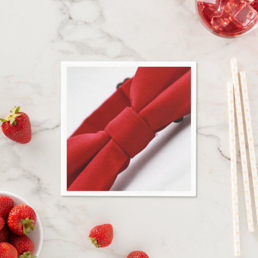 エレガントな赤の蝶ネクタイの紙ナプキン スタンダードカクテルナプキン (インサイチュ)
