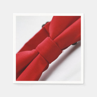エレガントな赤の蝶ネクタイの紙ナプキン スタンダードカクテルナプキン