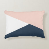 エレガントな赤面のピンク及び濃紺の幾何学的な三角形 アクセントクッション (正面)