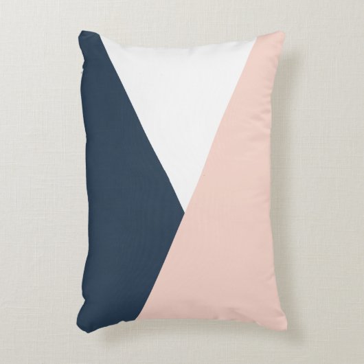 エレガントな赤面のピンク及び濃紺の幾何学的な三角形 アクセントクッション (正面(垂直))