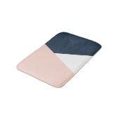 エレガントな赤面のピンク及び濃紺の幾何学的な三角形 バスマット (アングル)