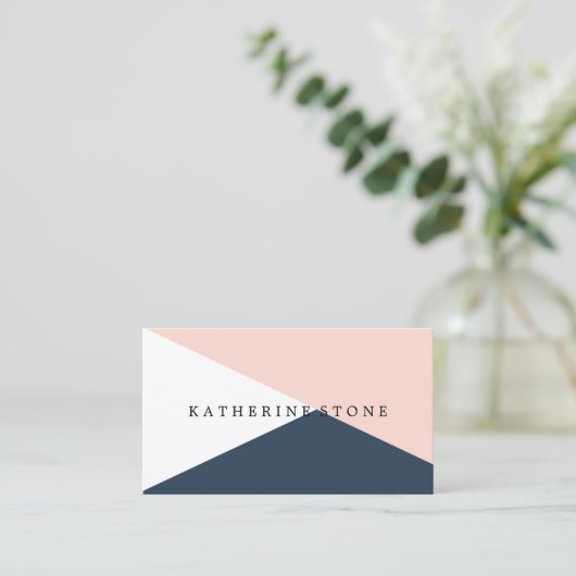 エレガントな赤面のピンク及び濃紺の幾何学的な三角形 名刺 (スタンド正面)