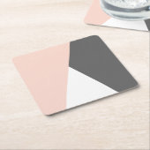 エレガントな赤面のピンク及び灰色の幾何学的な三角形 スクエアペーパーコースター (アングル)