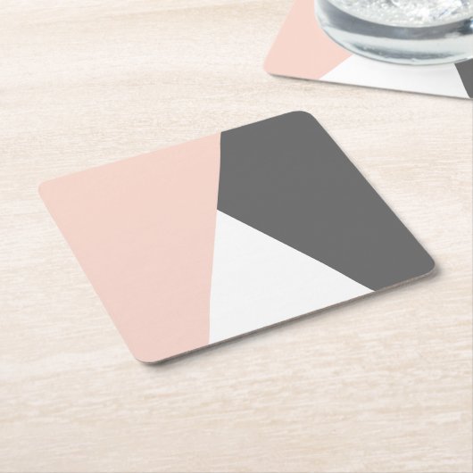 エレガントな赤面のピンク及び灰色の幾何学的な三角形 スクエアペーパーコースター (アングル)